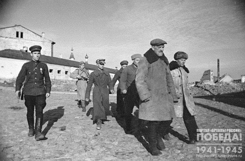 Конвой ведет пойманных в г.Невель изменников Родины. Впереди бывший начальник полиции Кулаков