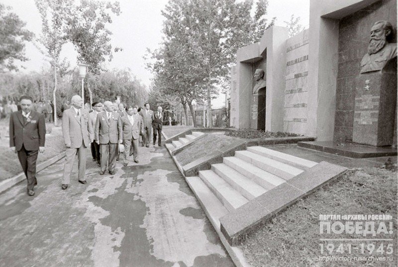 Leaders of the party and government of Uzbekistan near the Wall of Heroes, a memorial cemetary in Tashkent, during the celebration of the Victory Day