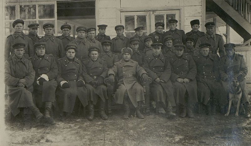 Фотография: Вторая очередь демобилизованных 3-го дивизиона с командования дивизиона