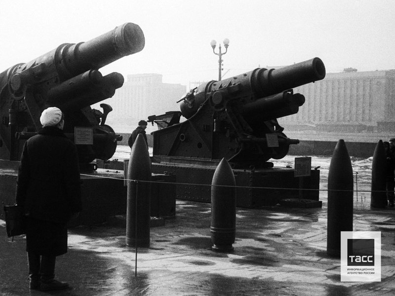 380mm mortars at exhibition of trophy weapons in Gorky Park. Moscow