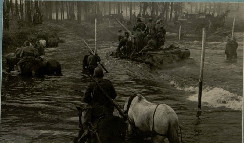Фотография: Танкисты дважды Героя Советского Союза полковника Якубовского переправляются через Шпрее