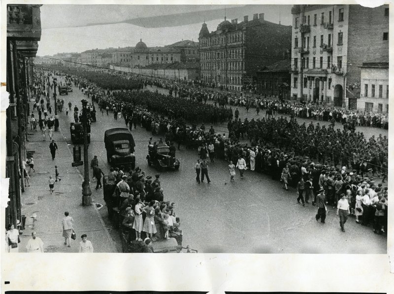 «Пленные немцы на улицах Москвы.»