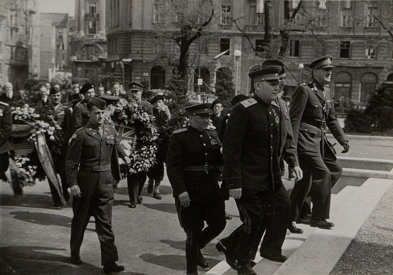 Фотография: Возложение венков, Главнокомандующим ЦГВ Маршалом Советского Союза тов. Коневым и Командованием союзных армий, на армейский памятник в г. Вена