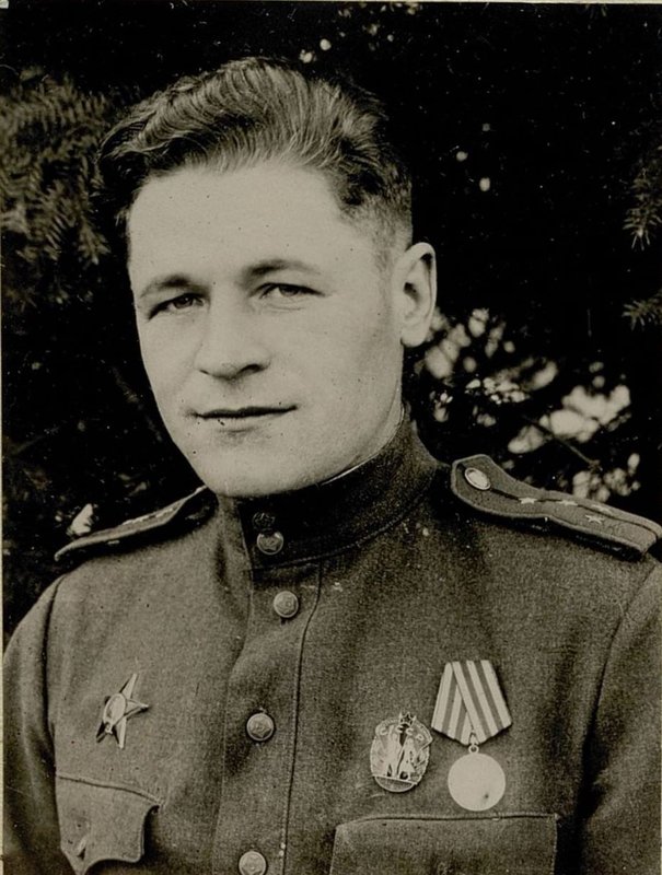 Фотография: Командир автороты 76 батальона авиационной службы капитан Елисеев