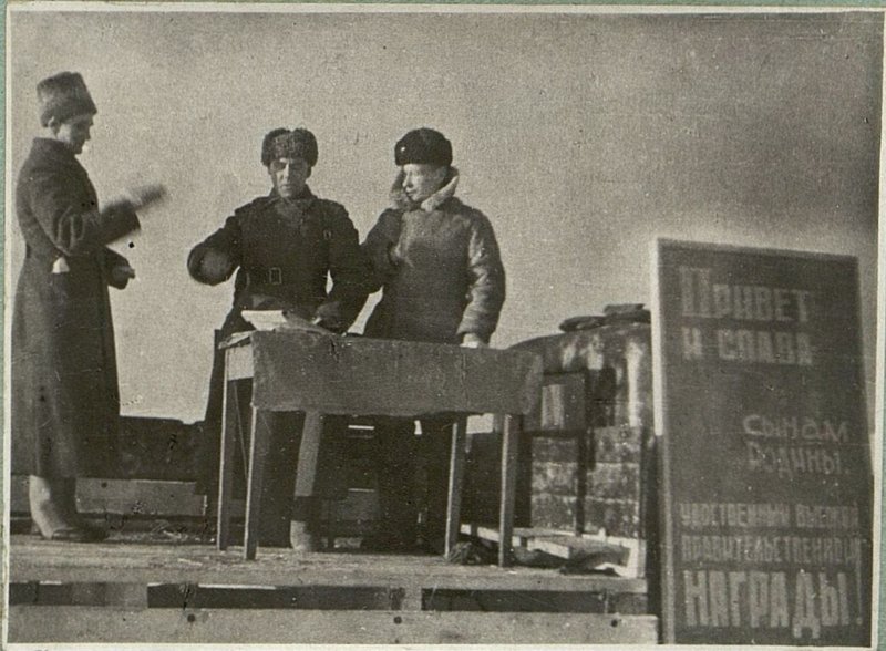 Фотография: Вручение правительственной награды командиру бригады генерал-майору технических войск товарища Матишеву