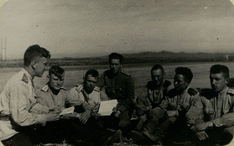 Фотография: Партбюро батальона обсуждает итоги боев (363 стрелковая дивизия)