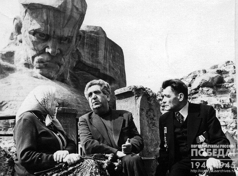 Защитники героической Брестской крепости П.А. Горелова и Г.С. Макаров за беседой с заслуженным деятелем искусств Белорусской ССР, композитором Г. Вагнером