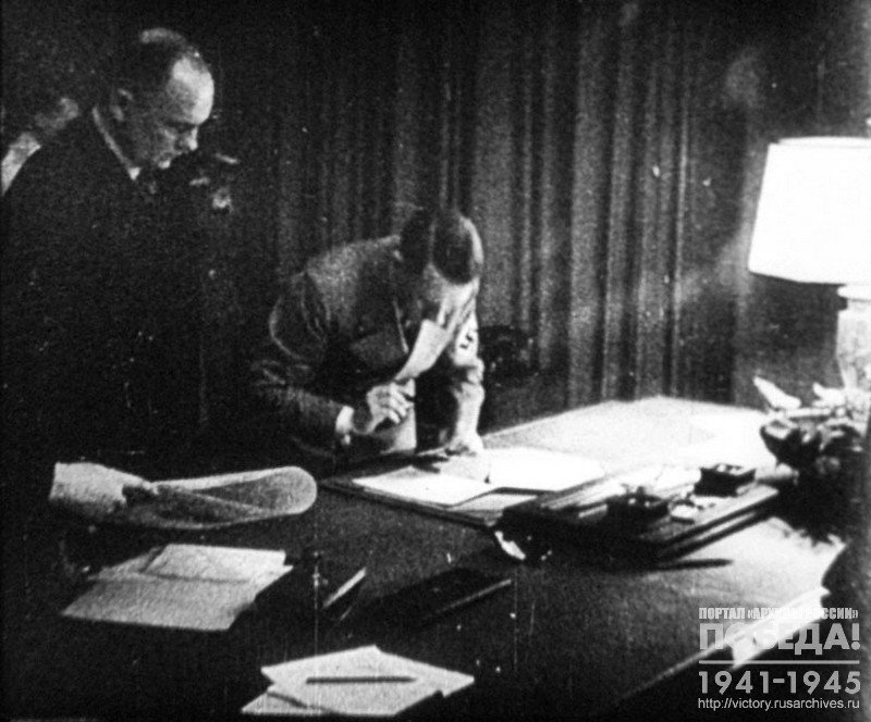 А. Гитлер подписывает Мюнхенское соглашение. 29 сентября 1938 года