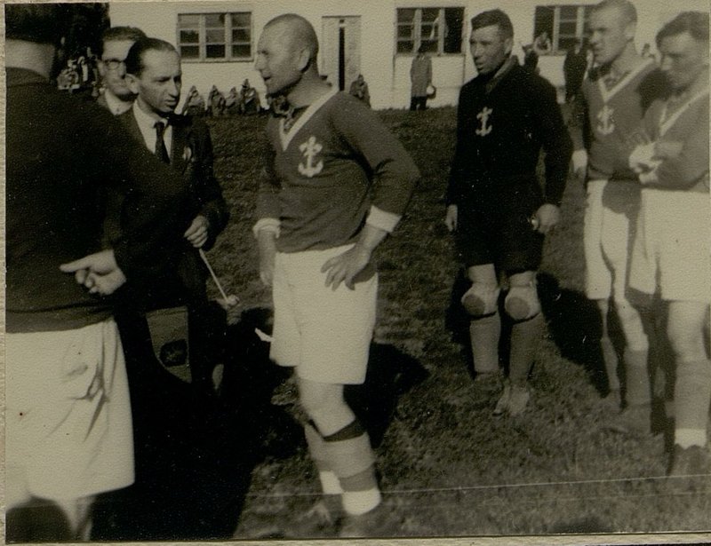 Image: Presentation of a pennant to the captain of the brigade's football team