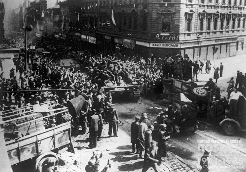 The population welcomes Soviet tank men and defenders of barricades in Prague