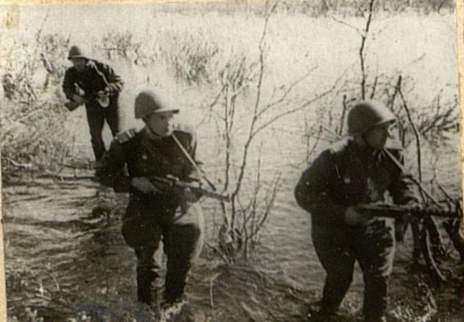 Фотография: На тактических занятиях по преодолению водного рубежа