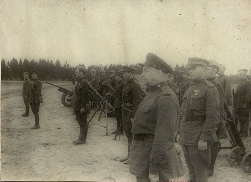 Фотография: Вручение минометов и противотанковых орудий командиру 1 минной роты капитану Михайличенко и командиру 2 минной роты капитану Хахонину, приобретенные на их личные средства. На переднем плане: Командир 26 стрелковой дивизии полковник Черепанов и Заместитель командира 26 сстрелковой дивизиипо политической части подполковник Воробьев