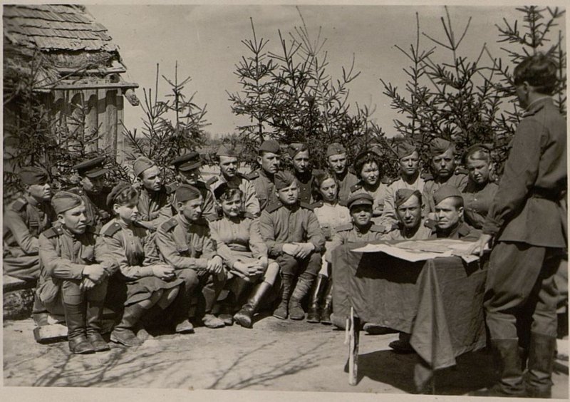 Image: Comrade Leshchev holds another political conversation