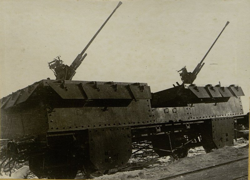 Фотография: Зенитные орудия бронеплощадки ПВО-4 в боевом положении