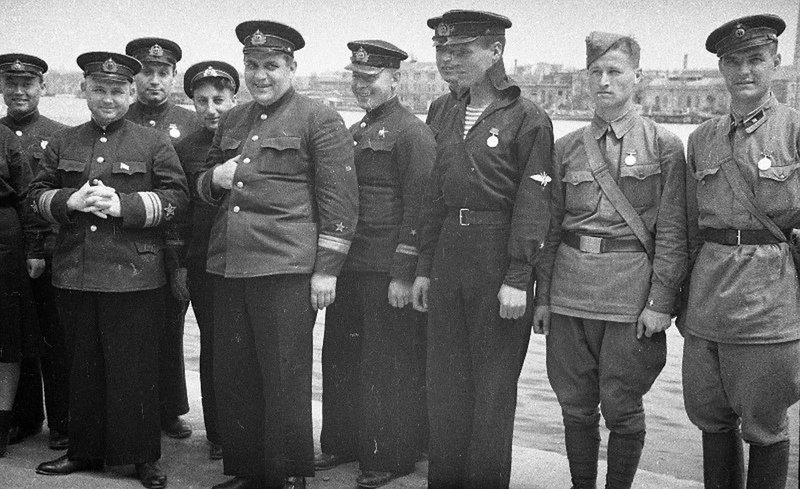 Командующий флотом Филипп Сергеевич Октябрьский и член Военсовета дивизионный комиссар Николай Михайлович Кулаков среди летчиков