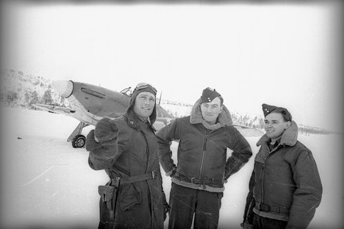 Борис Сафонов и английские летчики-союзники на аэродроме. Кольский п-ов