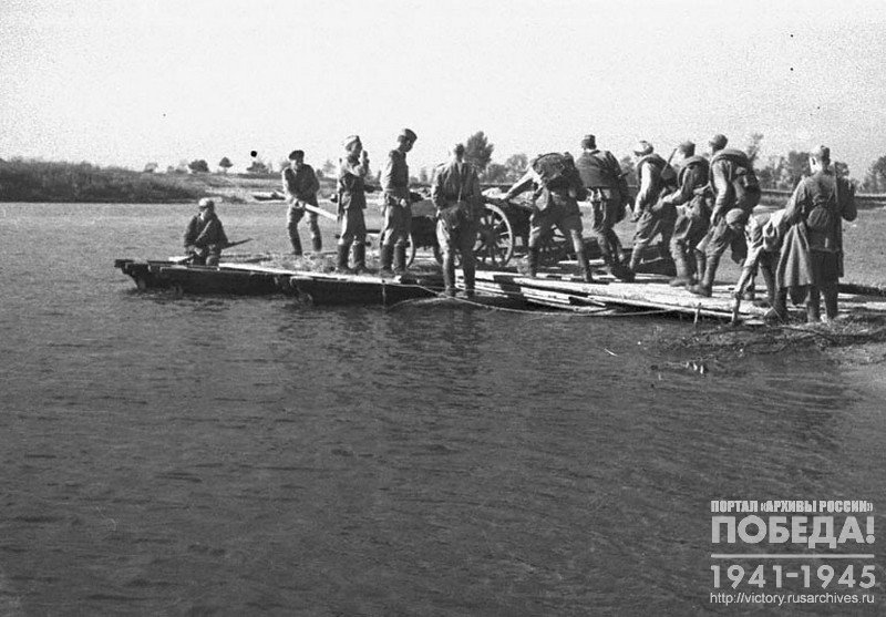 Active parts of Red Army crossing  the Dnieper River