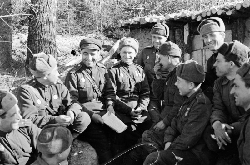 Гвардии старший лейтенант Л.А. Акопян проводит беседу с бойцами