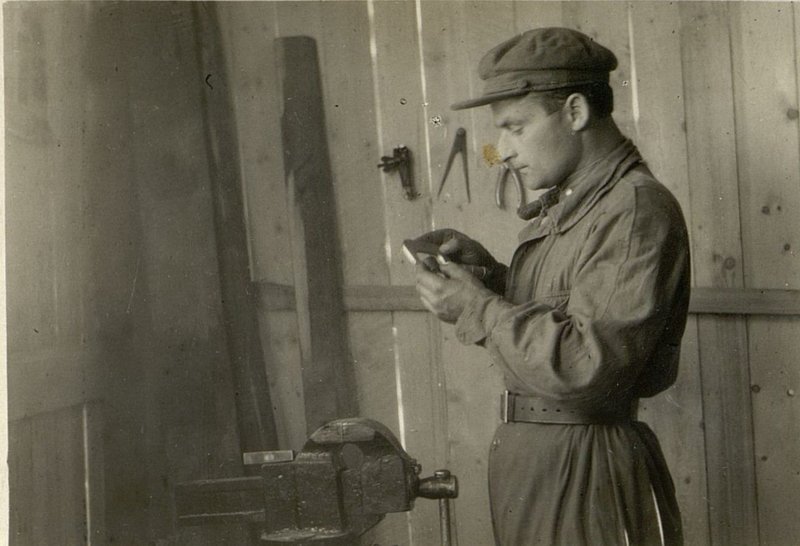 Фотография: Шофер-Слесарь ефрейтор Шубин