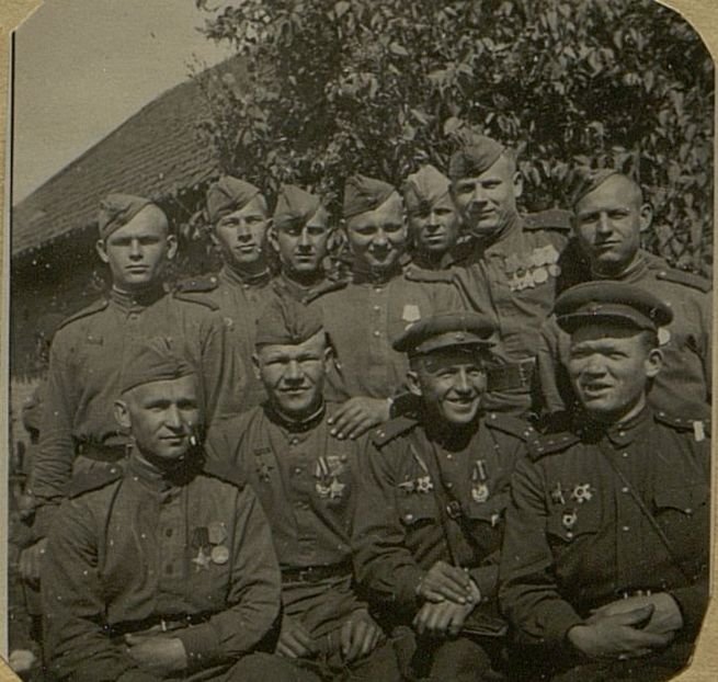 Фотография: В первом ряду слева направо - второй Герой Советского Союза А.А. Людвиченко бесстрашный разведчик, в кругу своих боевых товарищей