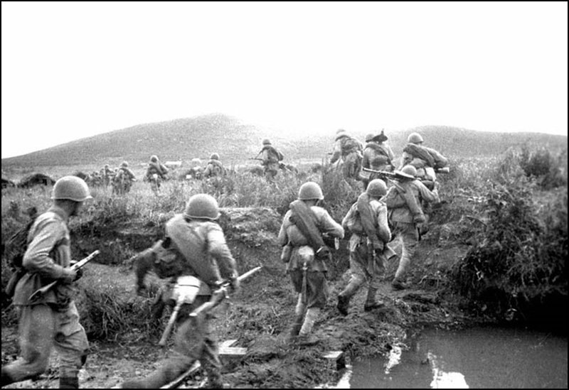 Soldiers of Major Nikitin's unit taking a new position. Far East