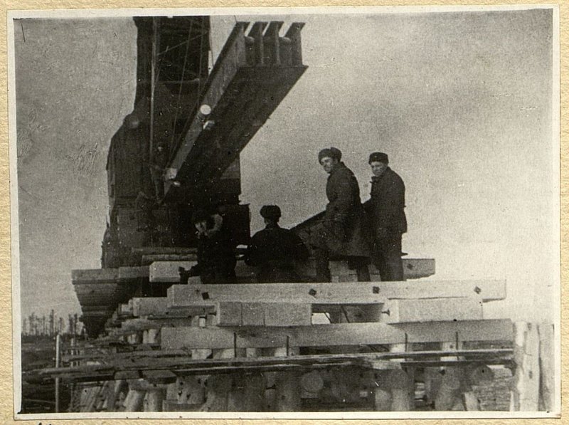 Фотография: Нитка металлические пролеты строения длинной 11,0 м перед посадкой на опорные подушки