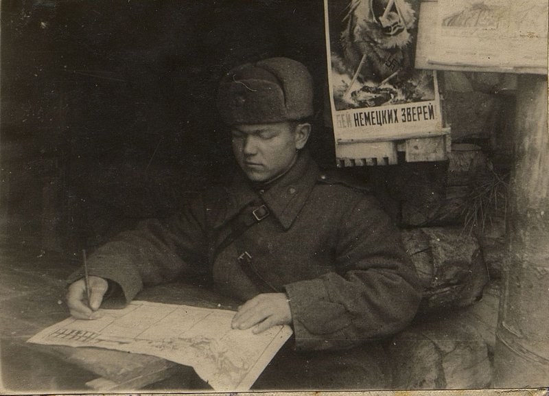 Image: The best editor of the combat sheet, senior sergeant Alexei Sibiryakov for the release of the next combat sheet