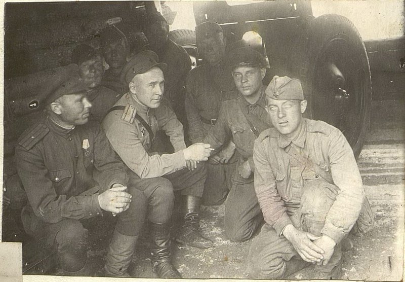 Image: Regiment commander at the firing position of the gun crew