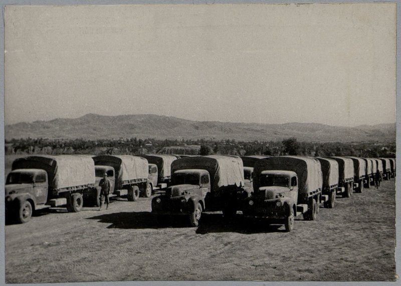 Фотография: Альбом "История 28 автомобильного полка, 1943-1944 гг."