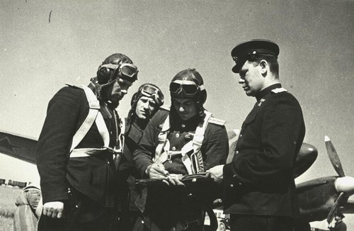 Советские летчики готовятся к вылету на аэродроме в г. Евпатория