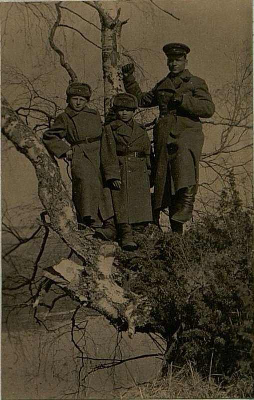 Фотография: Воспитанники батальона, слева направо Ефимов Михаил, Койкин Илья и полковник Акулич начальник клуба батальона. Фото Маковенко. Жулево 10 мая 1942 г.