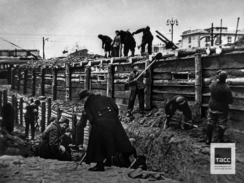 Жители города на строительстве укреплений на Можайском шоссе в ходе обороны Москвы