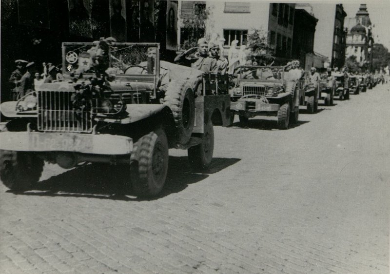 Фотография: Генерал-полковник товарищ Бюрюзов вручает ордена Советского Союза болгарским генералам и офицерам
