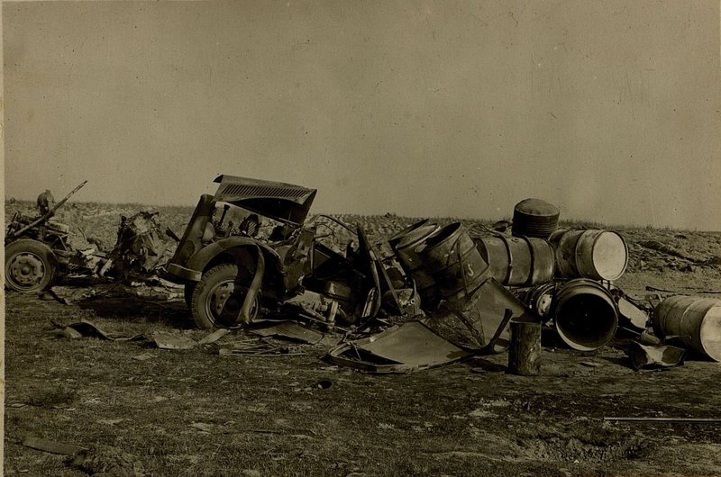 Фотография: Вторая из этих пяти уничтоженных автомашин (в правом углу снимка воронка от противотанкового батальонаАБа)