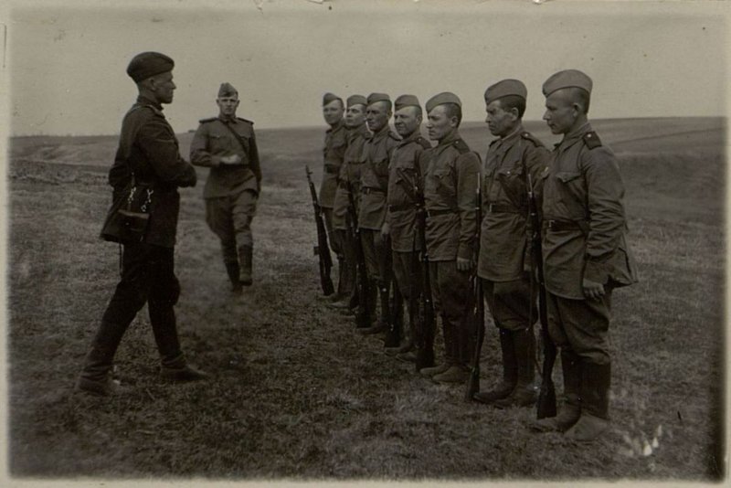 Image: Senior Lieutenant Fedorov trains Red Army soldiers in combat training