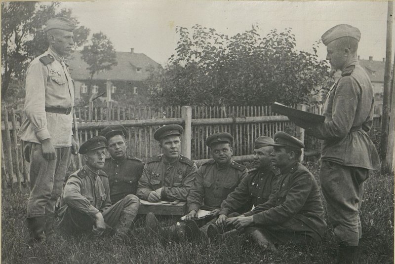 Фотография: Заседание партийной комиссии при политотделе дивизии. В партию принимается сержант Маслов, награжденный орденами Отечественной войны, Красной Звезды и медалями "За боевые заслуги" и "За оборону Москвы"