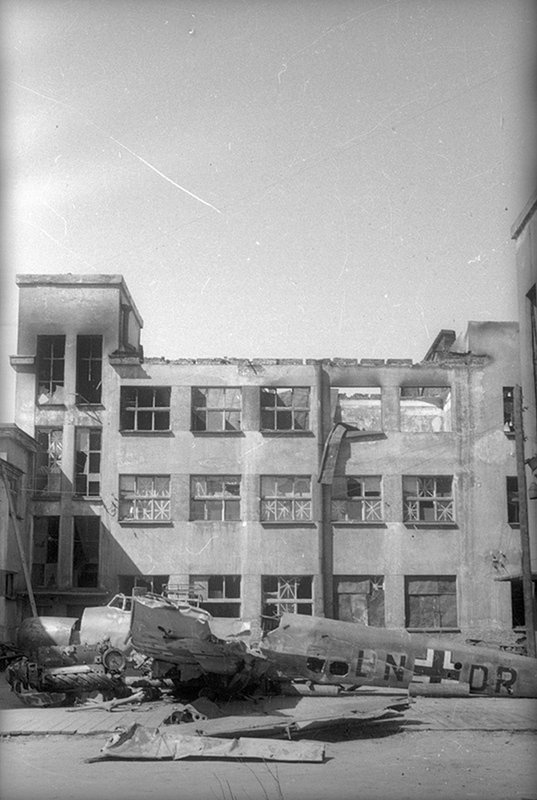 Разрушенный дом и сбитый немецкий самолет. Кольский п-ов
