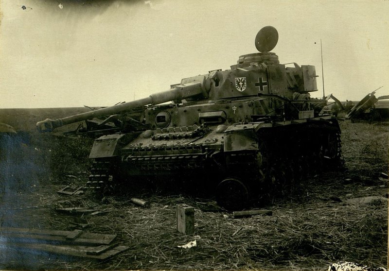 Фотография: Танк "Тигр", подбитый 15.7.43 г. на южной окраине Согласный прямыми попаданиями 122 мм снарядов. Огонь вела 4-ая батарея 872 гаубичного артиллерийского полка 12 артиллерийской дивизии (872 ГАП 12 АД) Резерва Главного Командования прямой наводкой с дистанции 600 метров