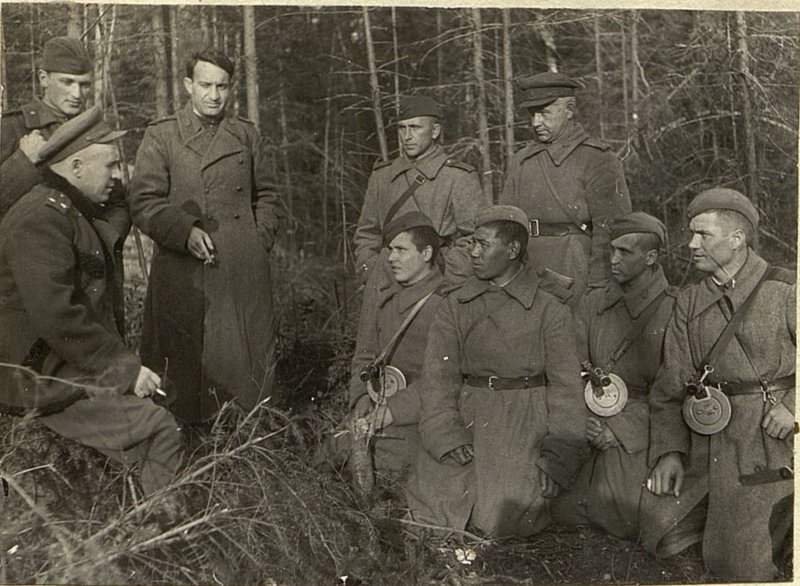 Фотография: Перед выходом в ночной поиск командир полка беседует с разведчиками 1 батальона
