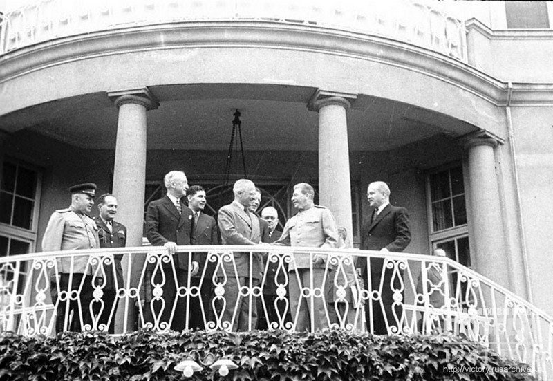 Госсекретарь США Д.Ф. Бирнс (3-й слева), Президент США Г. Трумен (в центре), глава Советского правительства И.В. Сталин, Нарком иностранных дел В.М. Молотов, посол СССР в США А.А. Громыко и др. на балконе виллы Трумэна в дни Берлинской конференции