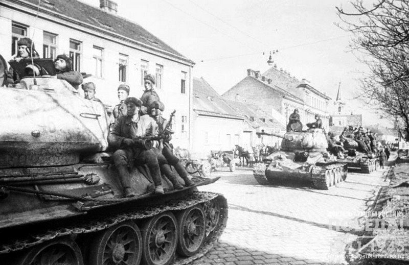 Soviet tanks in the outskirts of Vienna