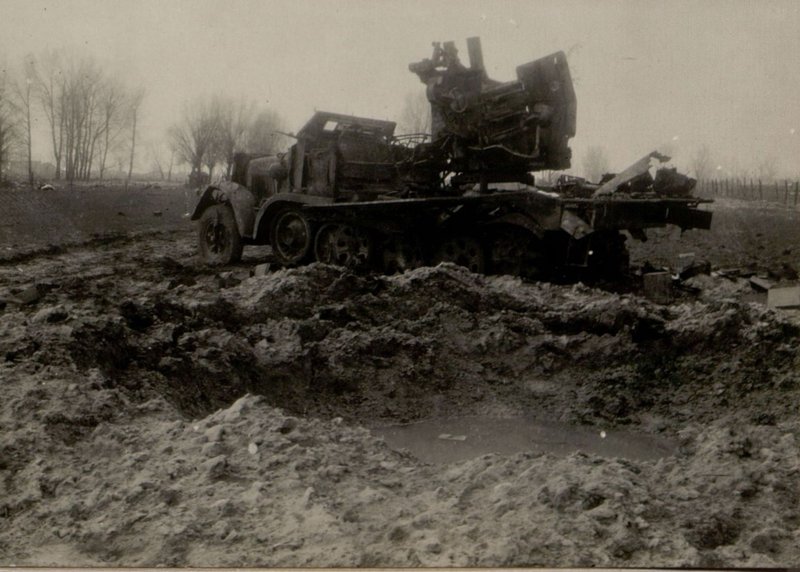 Фотография: Уничтоженная зенитная установка на транспортере взрывом бомбы ФАБ-250