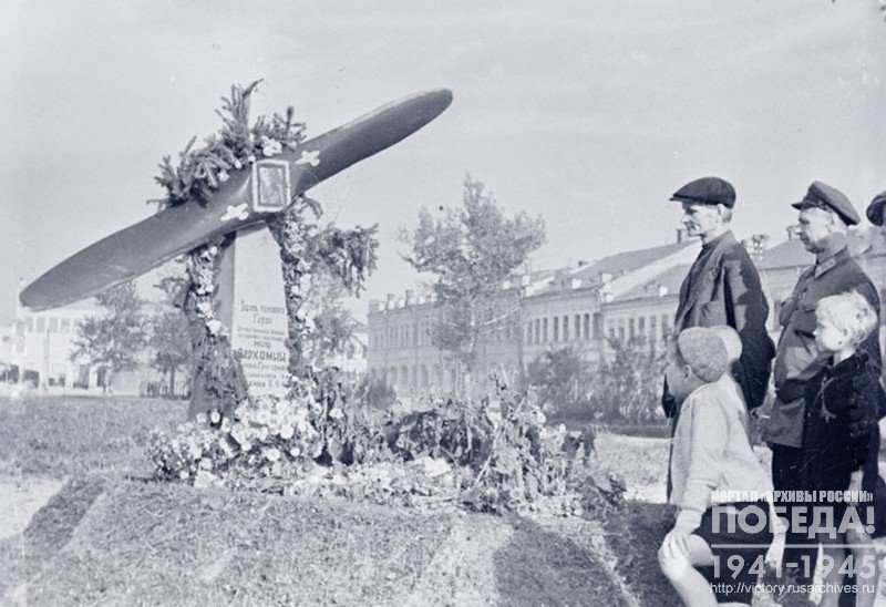 People of Orel near the grave of T.G.Verkhomia, who perished during liberation of the city from the German occupants