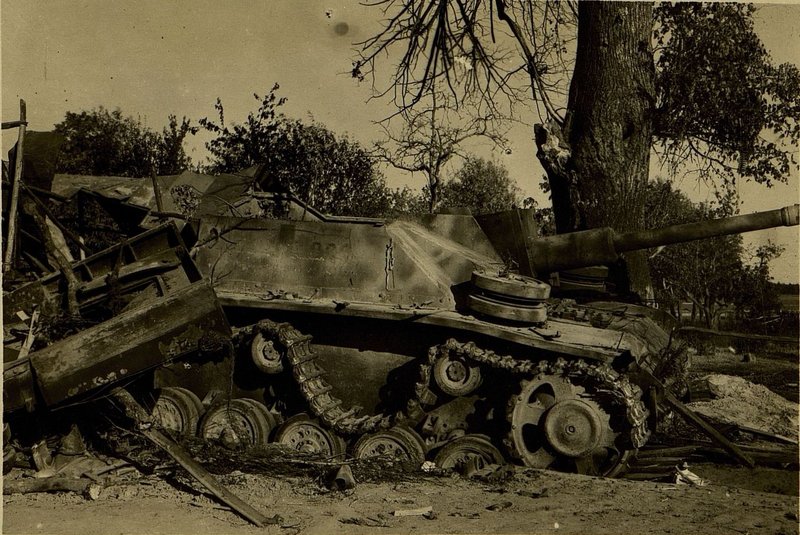 Image: A tank destroyed by a direct bombing position in the center of the village of Kiseliki