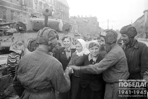 Украинки В.Загура, И.Сушко, Ф.Григорчук, находившиеся на работах в Берлине, благодарят советских воинов за освобождение