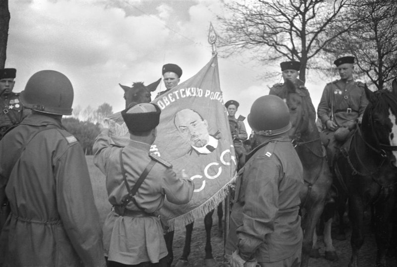 Кавалеристы демонстрируют боевое знамя полка американскому офицеру