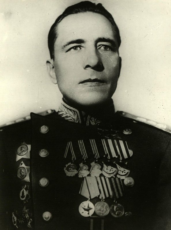 Командующий 1-й танковой армией генерал-лейтенант Катуков Михаил Ефимович в парадном мундире и с наградами
