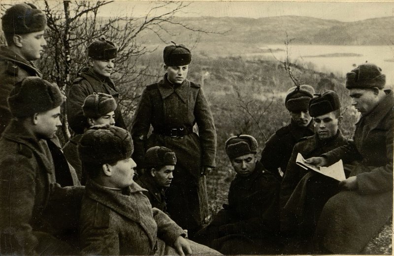 Фотография: 1 стрелкового батальона. ефрейтор Лебедок, серж. Шигин, ряд. Ермин, старший серж. Фокин, Петров за чтением газеты