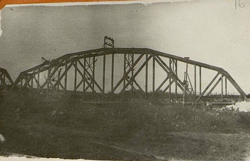 Image: Destroyed superstructures of the bridge over the Vistula river near the Sandomierz mountains