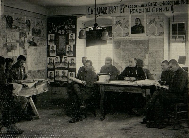 Фотография: Lenin's room. The battalion personnel reading newspapers and fiction